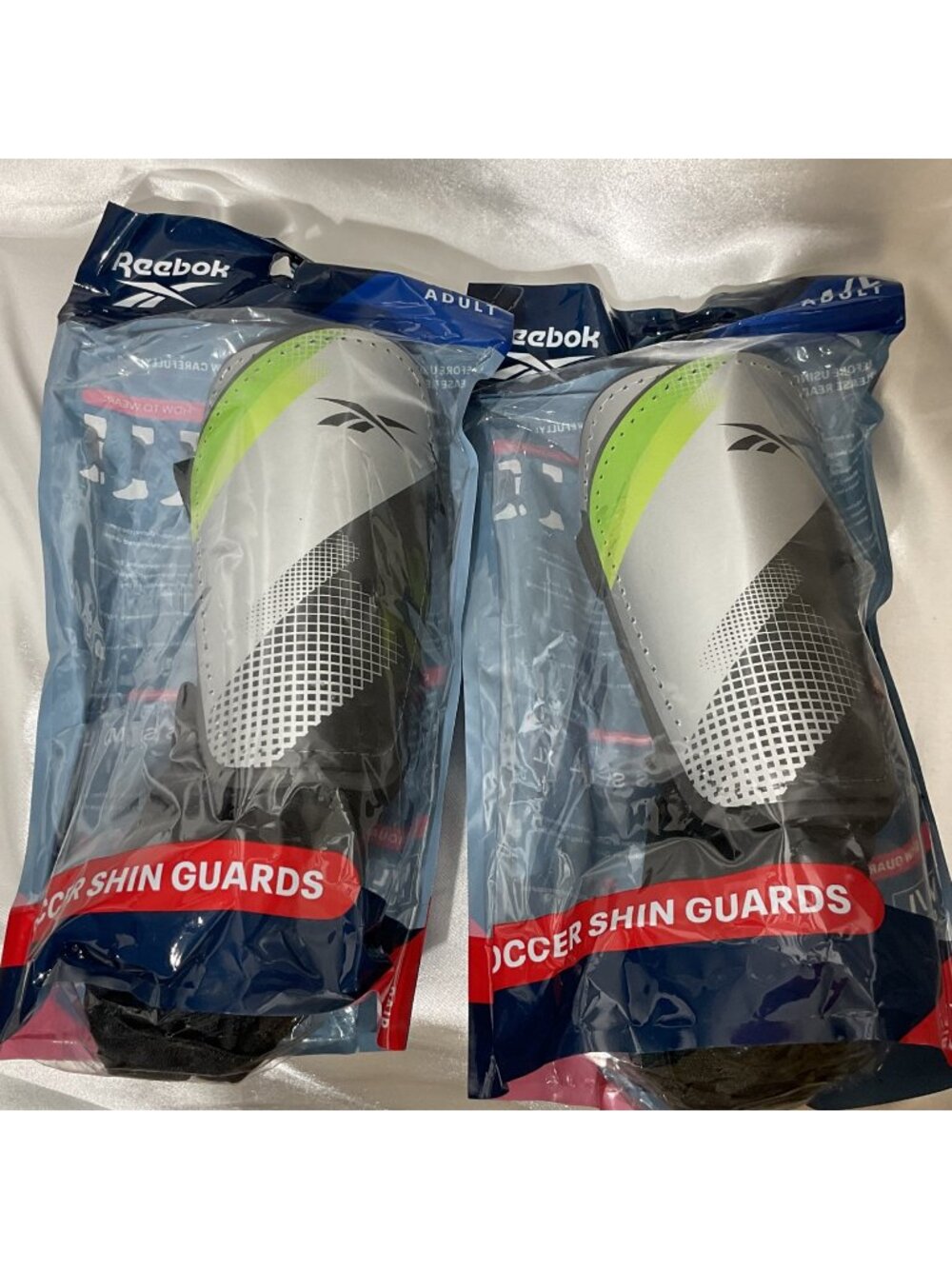 Set Reebok Adult L Soccer Shin Guards With Adjustable Straps - Provides Durable